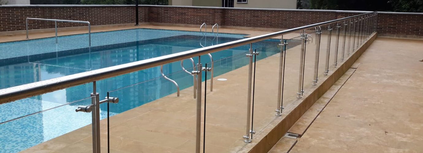 Cerramiento lineal de piscina con vidrio e inox